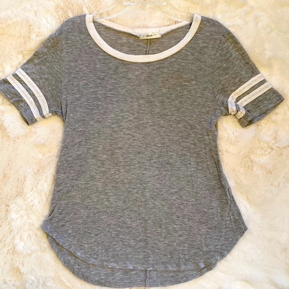 Atticute Short sleeve scoop neckline light gray w white trim soft Tee curved hem - Picture 2 of 11